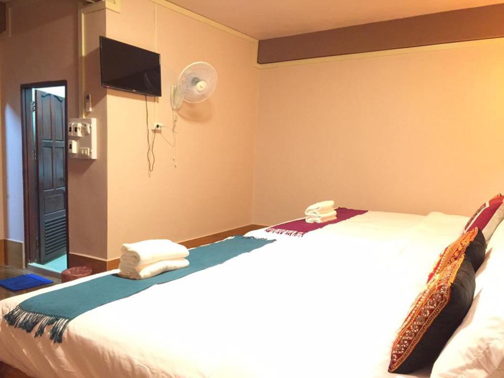 Happy River View Hotel Vang Vieng Buitenkant foto