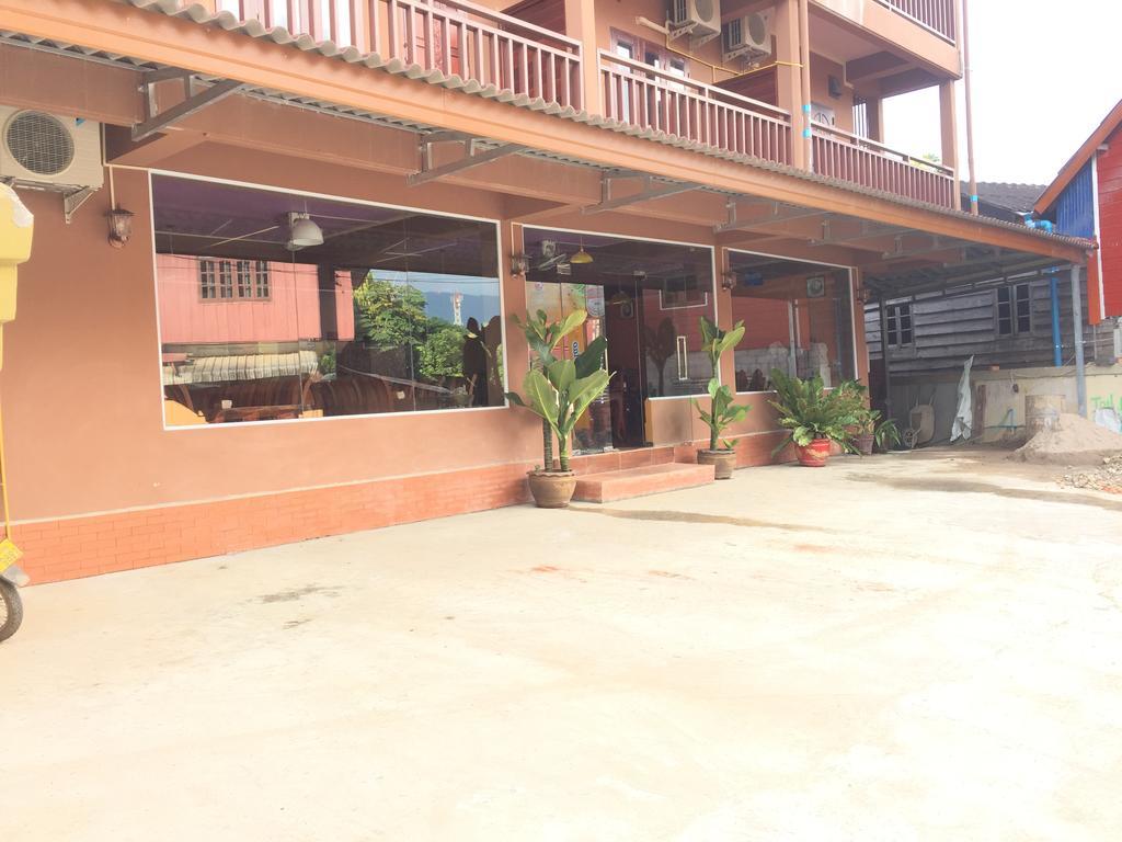 Happy River View Hotel Vang Vieng Buitenkant foto