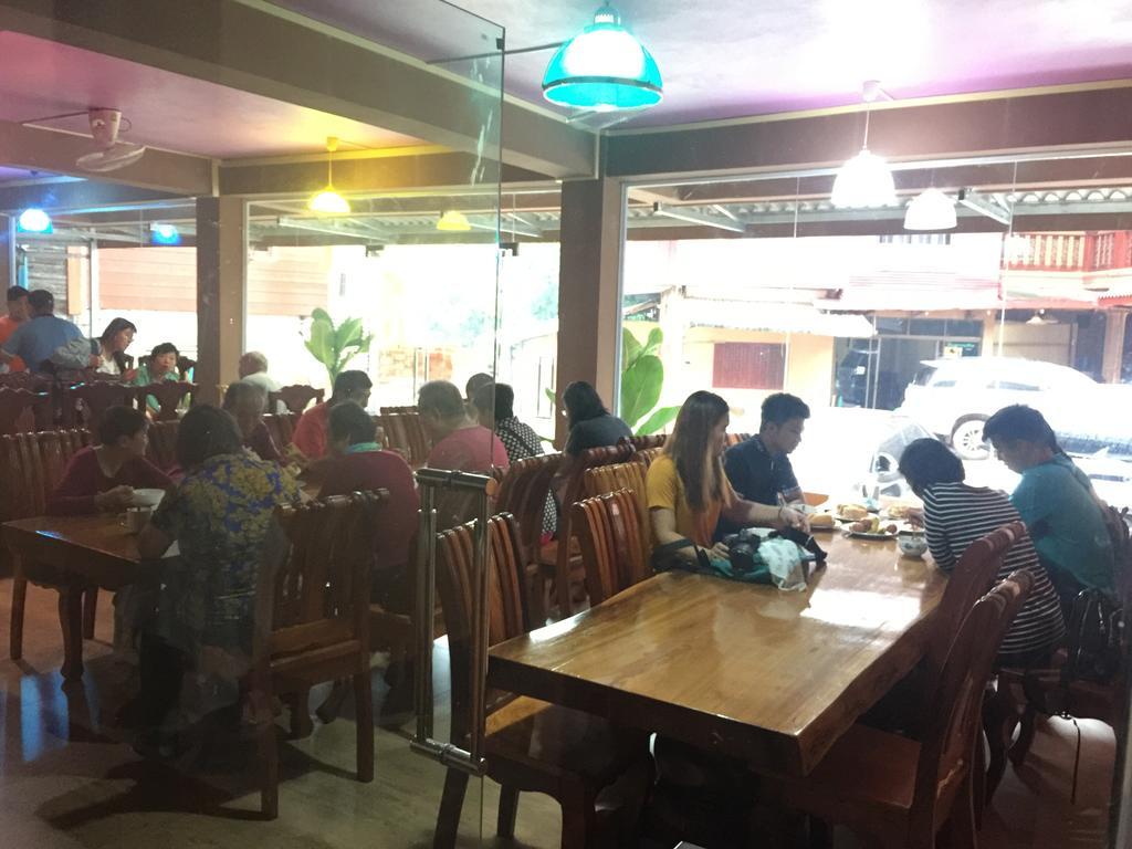 Happy River View Hotel Vang Vieng Buitenkant foto